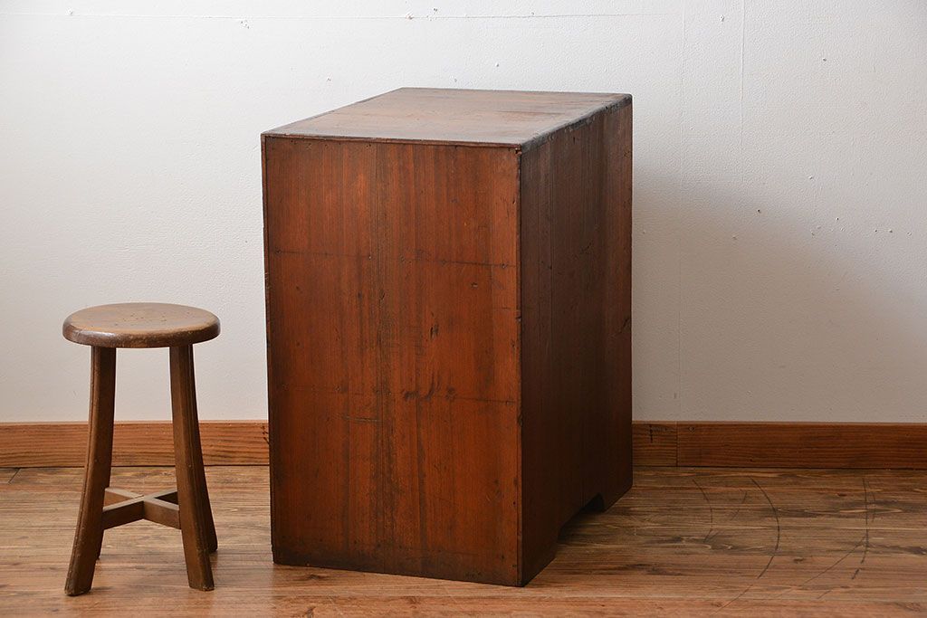 レトロ家具　和製アンティーク　レトロな古い木製の4杯引き出し