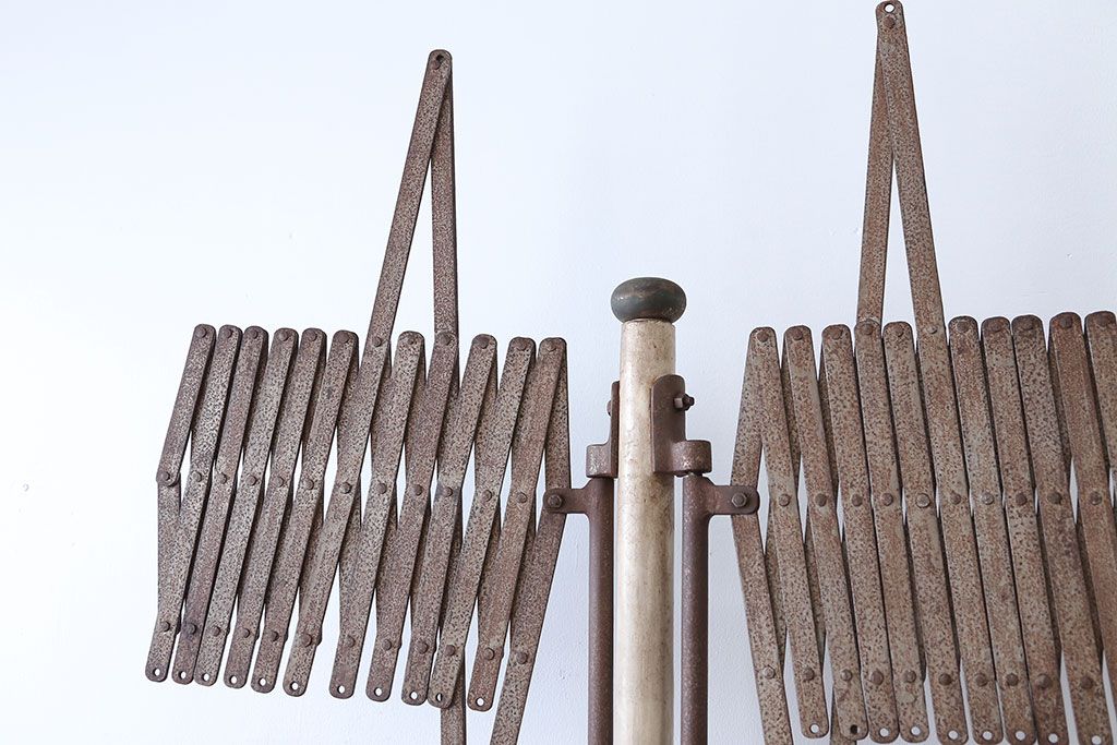 アンティーク雑貨　昭和レトロ　キャスター付き!アンティークアイアンパーテーション