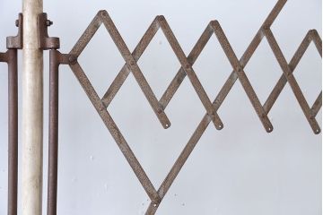 アンティーク雑貨　昭和レトロ　キャスター付き!アンティークアイアンパーテーション