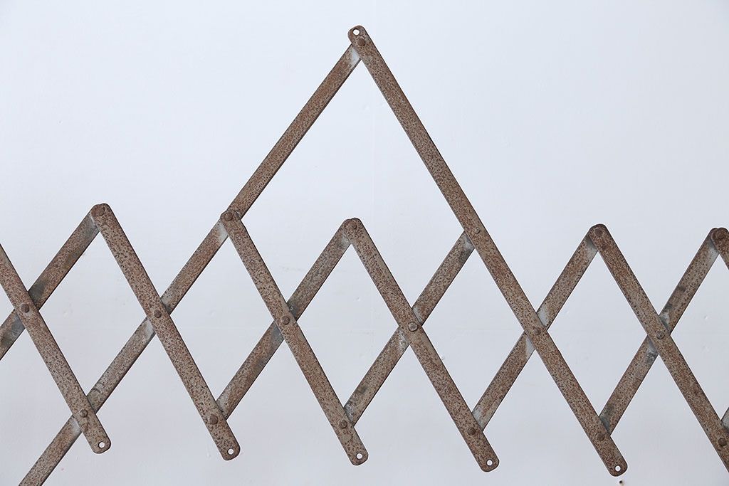 アンティーク雑貨　昭和レトロ　キャスター付き!アンティークアイアンパーテーション