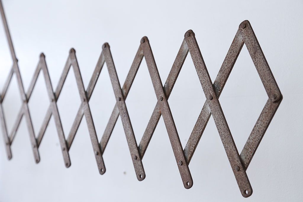 アンティーク雑貨　昭和レトロ　キャスター付き!アンティークアイアンパーテーション