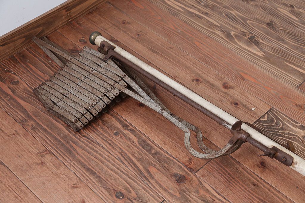 アンティーク雑貨　昭和レトロ　キャスター付き!アンティークアイアンパーテーション