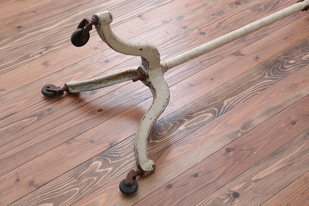 アンティーク雑貨　昭和レトロ　キャスター付き!アンティークアイアンパーテーション