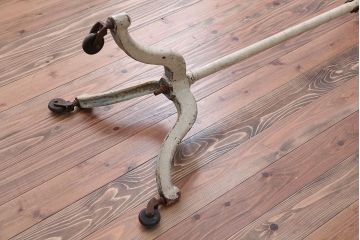 アンティーク雑貨　昭和レトロ　キャスター付き!アンティークアイアンパーテーション