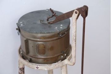 アンティーク雑貨　昭和レトロ　古いアイアン製アンティーク消毒ケース(2)