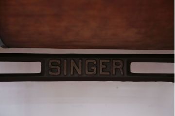 アンティーク雑貨　アンティーク　おしゃれなSINGER(シンガー)足踏みミシン(シンガーミシン)