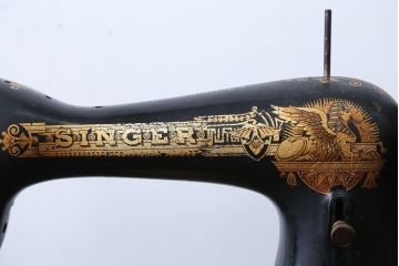 アンティーク雑貨　アンティーク　おしゃれなSINGER(シンガー)足踏みミシン(シンガーミシン)