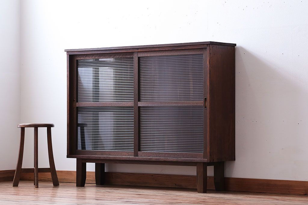 アンティーク家具　アンティーク　モールガラス引き戸の脚付き収納棚