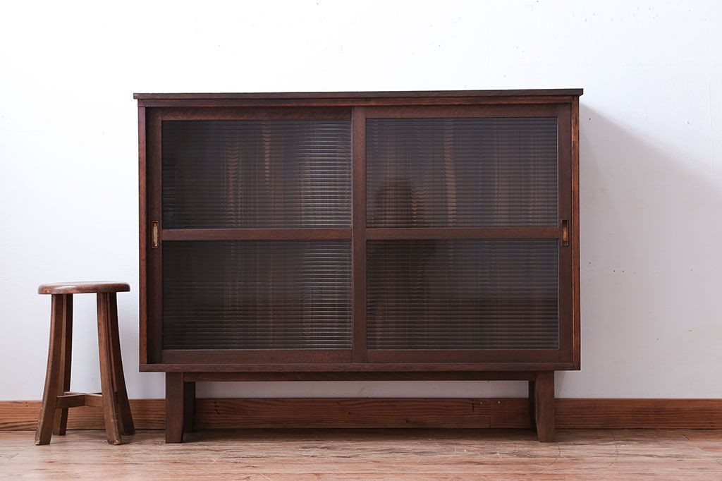 アンティーク家具　アンティーク　モールガラス引き戸の脚付き収納棚