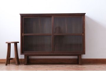 アンティーク家具　アンティーク　モールガラス引き戸の脚付き収納棚