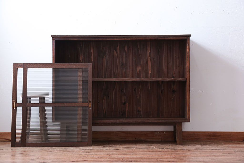 アンティーク家具　アンティーク　モールガラス引き戸の脚付き収納棚