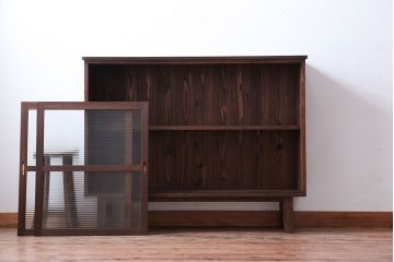 アンティーク家具　アンティーク　モールガラス引き戸の脚付き収納棚