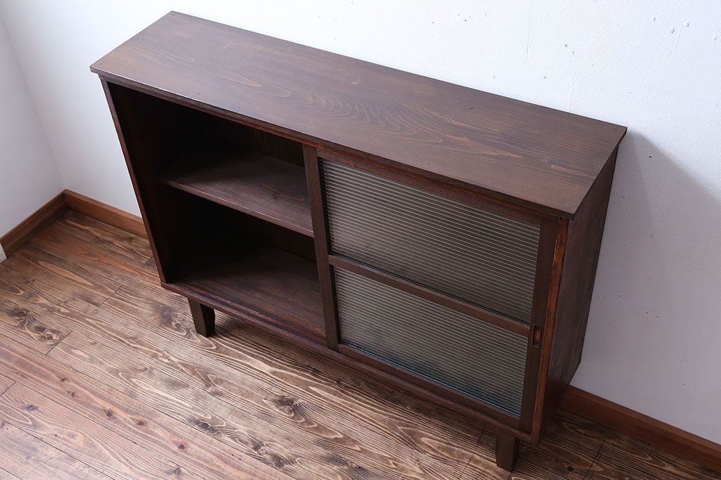 アンティーク家具　アンティーク　モールガラス引き戸の脚付き収納棚