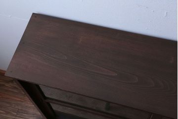 アンティーク家具　アンティーク　モールガラス引き戸の脚付き収納棚