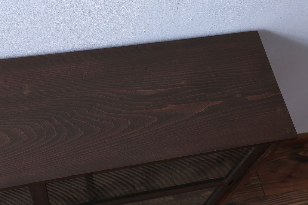 アンティーク家具　アンティーク　モールガラス引き戸の脚付き収納棚