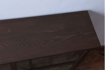 アンティーク家具　アンティーク　モールガラス引き戸の脚付き収納棚