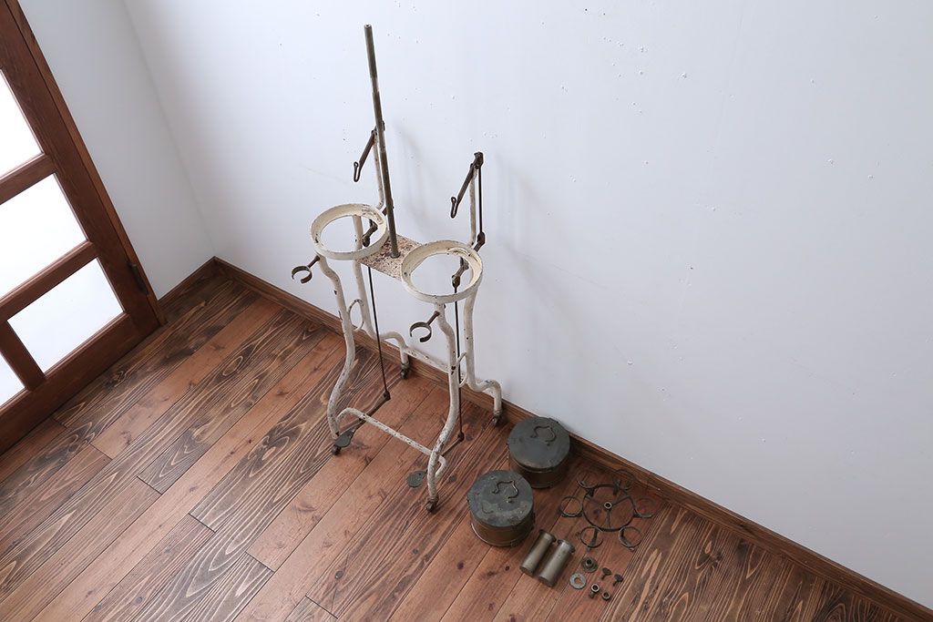 アンティーク家具　アンティーク　モールガラス引き戸の脚付き収納棚