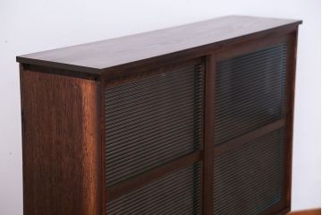 アンティーク家具　アンティーク　モールガラス引き戸の脚付き収納棚