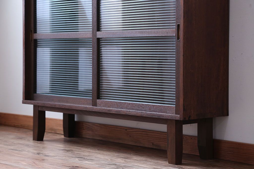 アンティーク家具　アンティーク　モールガラス引き戸の脚付き収納棚