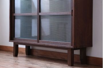 アンティーク家具　アンティーク　モールガラス引き戸の脚付き収納棚