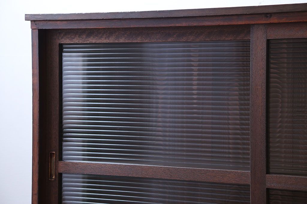 アンティーク家具　アンティーク　モールガラス引き戸の脚付き収納棚