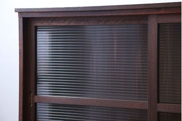 アンティーク家具　アンティーク　モールガラス引き戸の脚付き収納棚