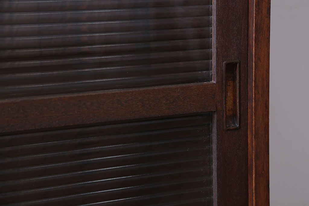 アンティーク家具　アンティーク　モールガラス引き戸の脚付き収納棚