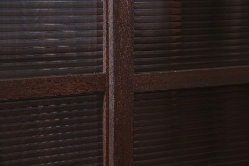 アンティーク家具　アンティーク　モールガラス引き戸の脚付き収納棚