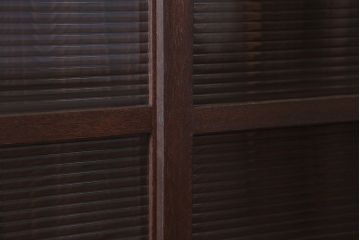 アンティーク家具　アンティーク　モールガラス引き戸の脚付き収納棚