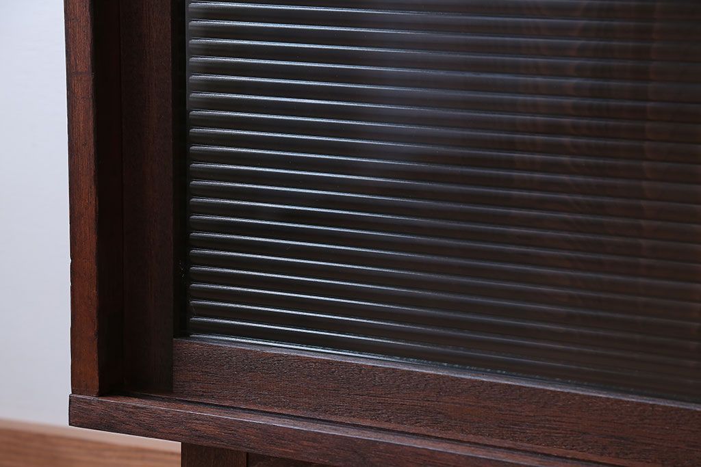 アンティーク家具　アンティーク　モールガラス引き戸の脚付き収納棚