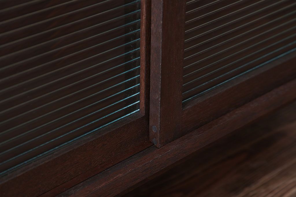 アンティーク家具　アンティーク　モールガラス引き戸の脚付き収納棚