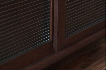 アンティーク家具　アンティーク　モールガラス引き戸の脚付き収納棚