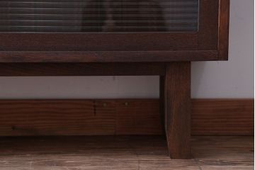 アンティーク家具　アンティーク　モールガラス引き戸の脚付き収納棚