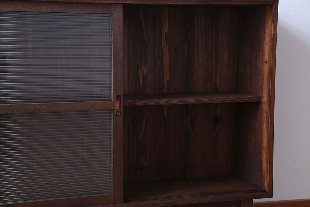 アンティーク家具　アンティーク　モールガラス引き戸の脚付き収納棚