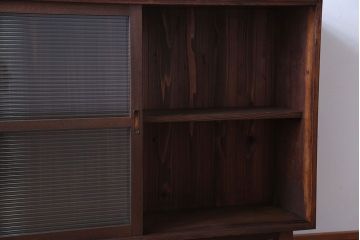 アンティーク家具　アンティーク　モールガラス引き戸の脚付き収納棚