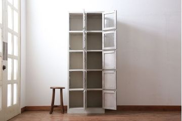 アンティーク家具　アンティークペイント　気泡ガラス入り!縦型マス目収納棚(ロッカー)
