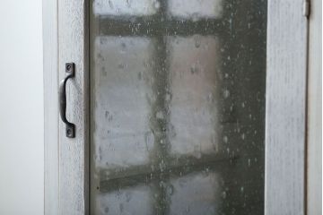 アンティーク家具　アンティークペイント　気泡ガラス入り!縦型マス目収納棚(ロッカー)