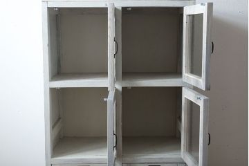 アンティーク家具　アンティークペイント　気泡ガラス入り!縦型マス目収納棚(ロッカー)