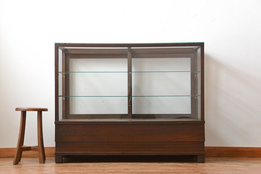 レトロ家具　昭和レトロ　古いナラ材の引き出し付きガラスケース