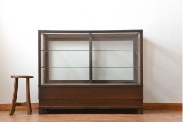 レトロ家具　昭和レトロ　古いナラ材の引き出し付きガラスケース