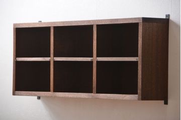 アンティーク家具　アンティーク　シンプルでナチュラルなマス目壁掛け飾り棚(1)