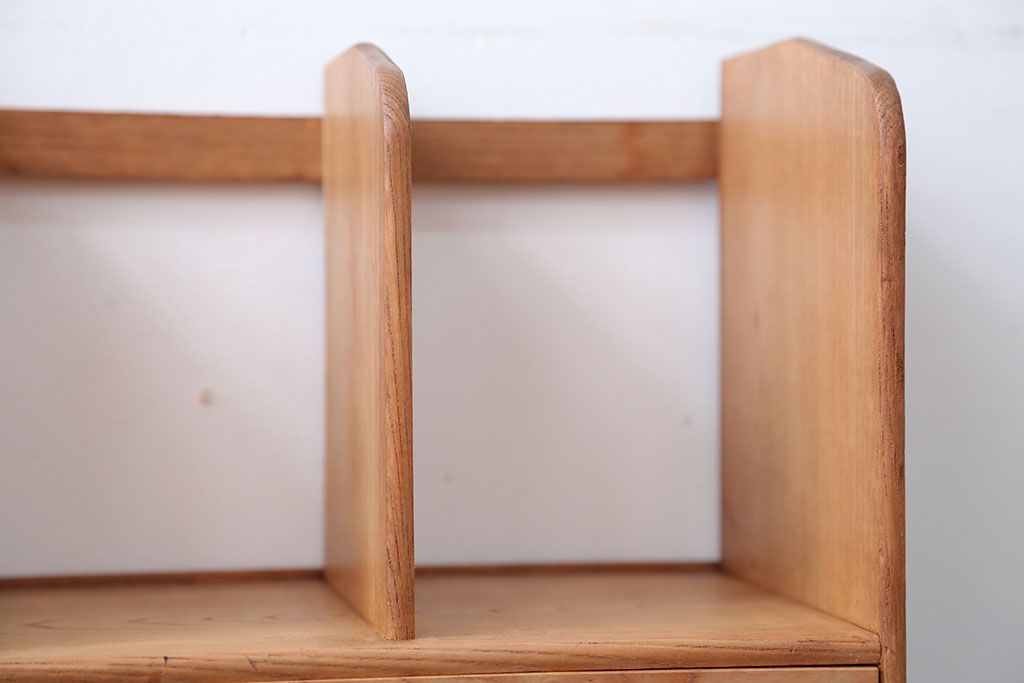 レトロ家具　昭和レトロ　古い木の小さな引き出し付き本立て