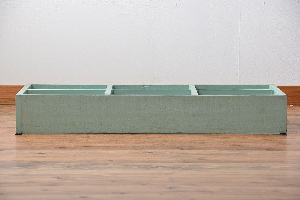 アンティーク家具　アンティークペイント　シンプルなマス目壁掛け飾り棚