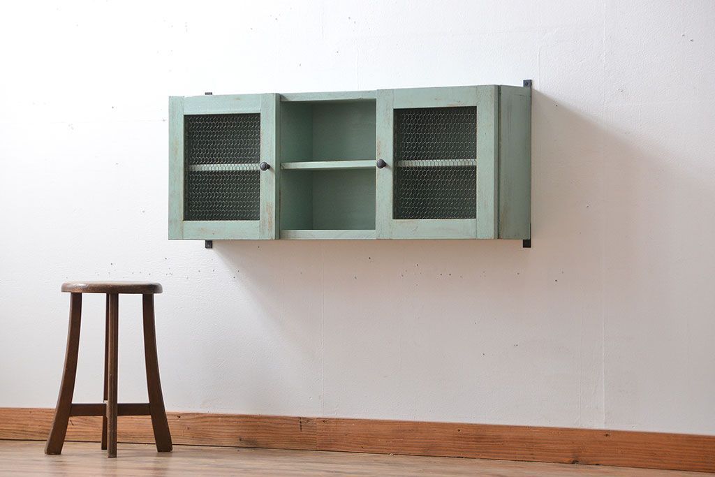 アンティーク家具　アンティークペイント　金網仕上げ扉のお洒落な壁掛けキャビネット