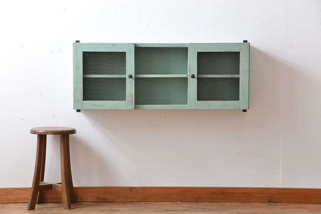 アンティーク家具　アンティークペイント　金網仕上げ扉のお洒落な壁掛けキャビネット