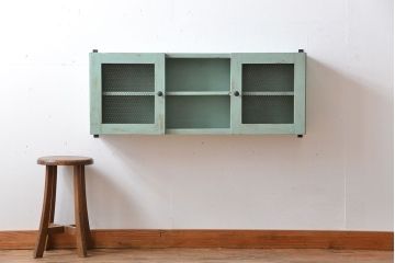 アンティーク家具　アンティークペイント　金網仕上げ扉のお洒落な壁掛けキャビネット