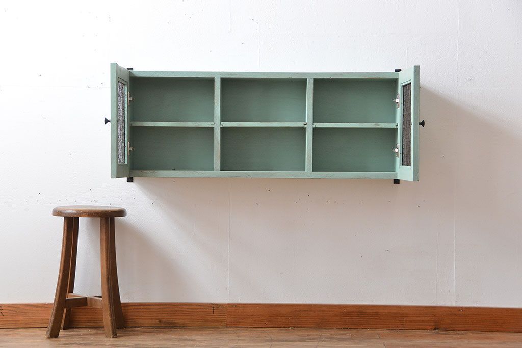 アンティーク家具　アンティークペイント　金網仕上げ扉のお洒落な壁掛けキャビネット