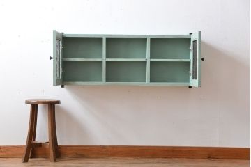 アンティーク家具　アンティークペイント　金網仕上げ扉のお洒落な壁掛けキャビネット