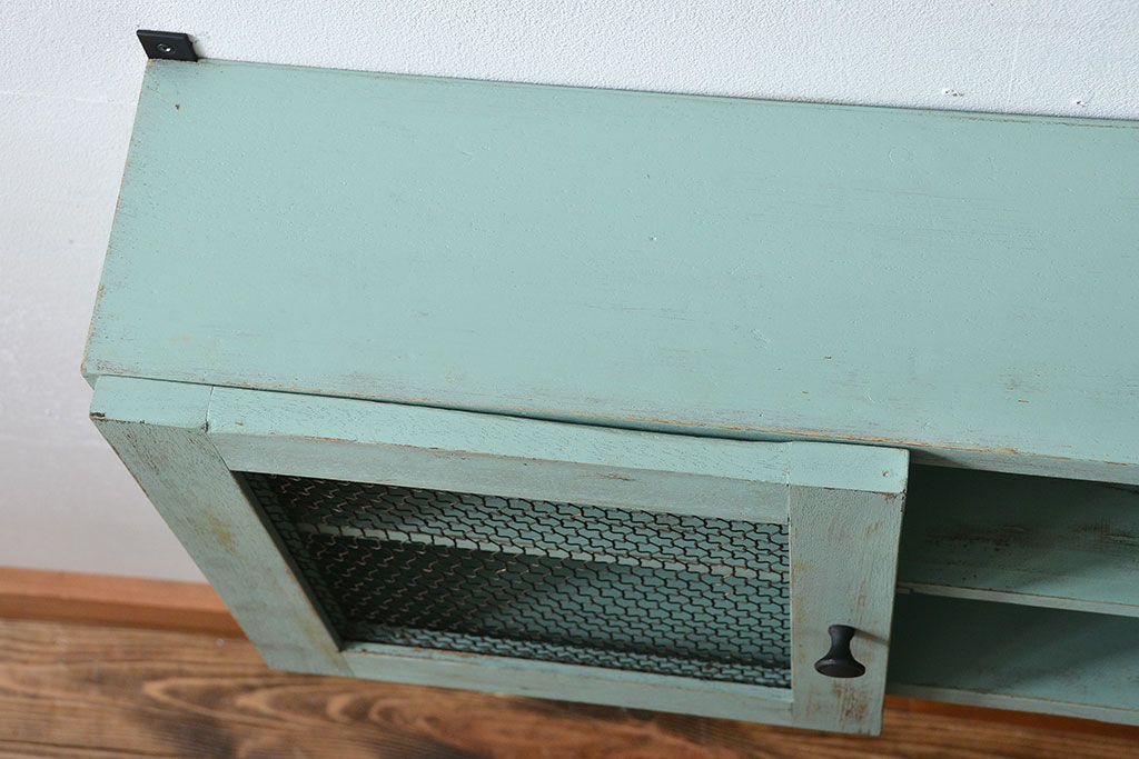アンティーク家具　アンティークペイント　金網仕上げ扉のお洒落な壁掛けキャビネット