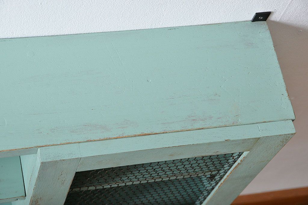 アンティーク家具　アンティークペイント　金網仕上げ扉のお洒落な壁掛けキャビネット